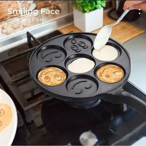 Mini Pancake Pan with Handle, 1 Piece 7-grid Smile Face Pattern Non-stick Pancake Pan for Cooking, Kitchen Cookware for Breakfast Egg omelette pan Aluminium Black