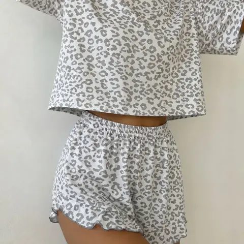 Women's Leopard Print Pajama Set, Soft Breathable Lightweight Fabric Short-Sleeve Top with Shorts, Loose Fit Casual 2-Piece Loungewear, Comfortable PJs for Hot Sleepers, Summer Sleepwear, Printed Sleepwear Set