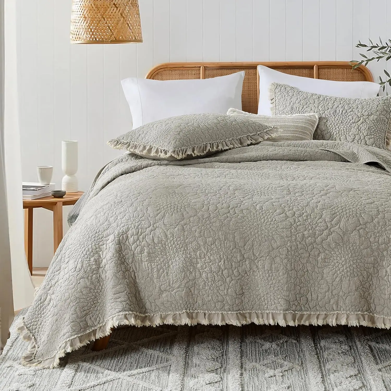 King Size Beige Ruffled Microfibre Quilt Set - 3-Piece Reversible Bedspread with Pillow Shams, Stone-Washed Lightweight Crinkled Bedding for Farmhouse Rustic Shabby Chic Style, All Seasons Home Supplies