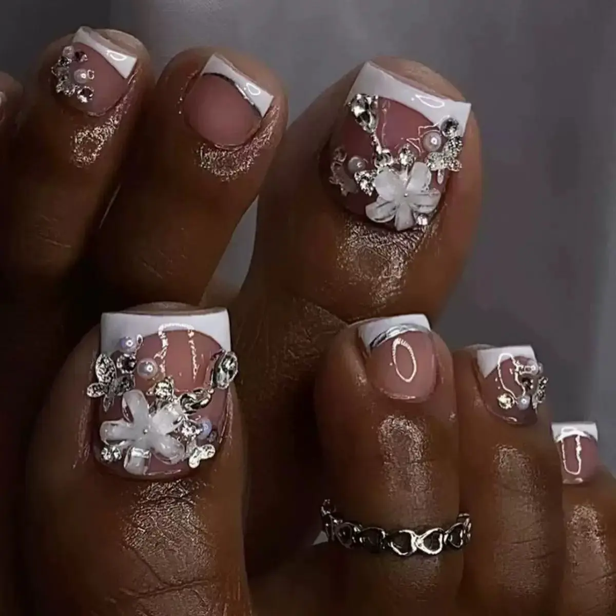 24 Pcs French Edge Toe Sleeves, 3D Flower Pearl Butterfly Acrylic False Nails, Reusable Waterproof Nail Stickers, Self-Adhesive, for Women, Nail Art Design, Nail Art Supplies, Nail Art Accessories