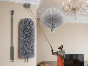 Cobweb duster with adjustable extension pole, equipped with washable microfiber head. Ideal for cleaning ceilings, ceiling fans and household furniture.