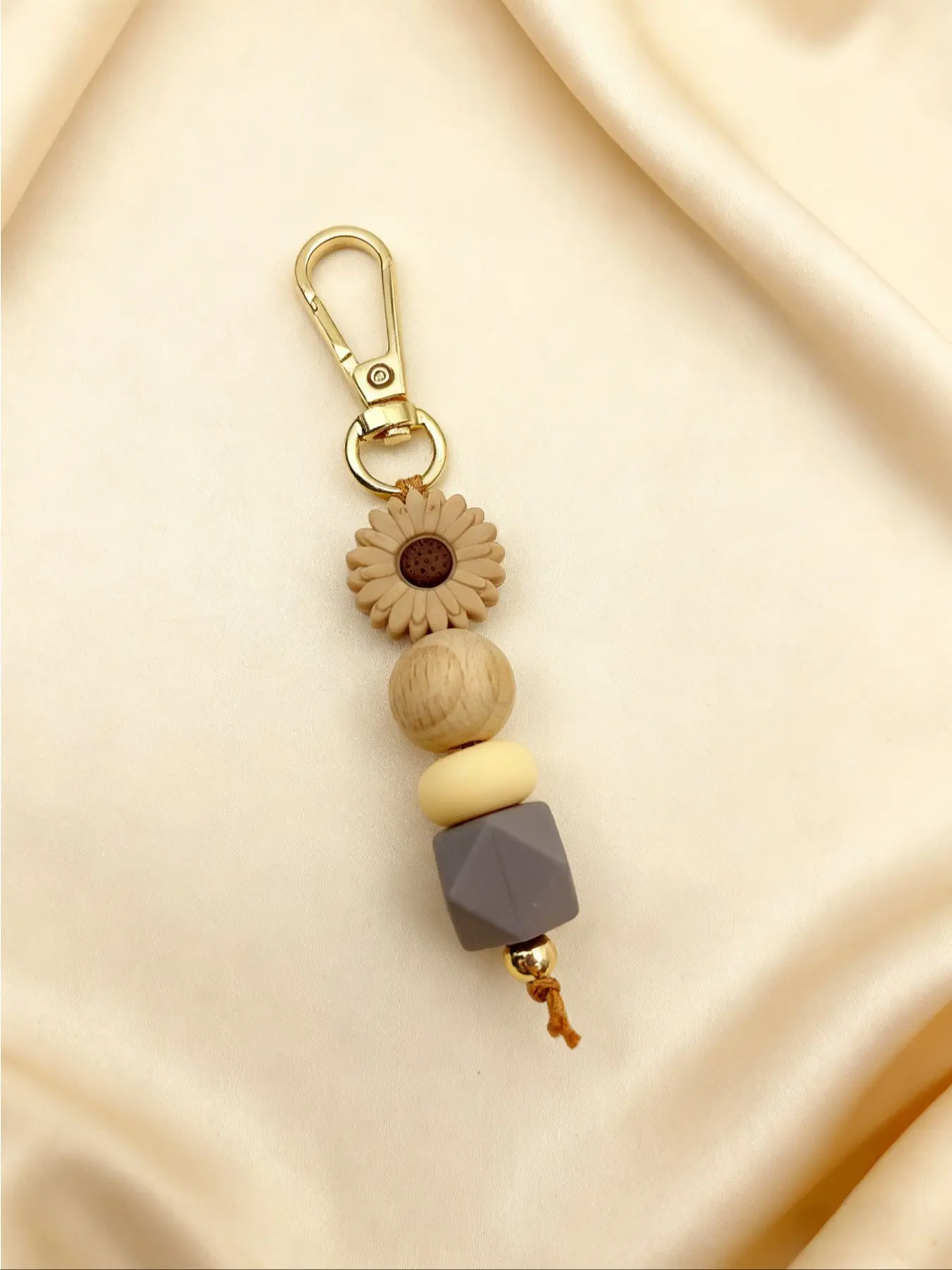Fashion Elegant Daisy Silicone Keychain, Flower Keychain, Floral Pattern Keychain, Floral Beaded Bag Charm, Teacher Gift Car Pendant, Friend Present, All Seasons Fashion Elegant Daisy Silicone Keychain, Flower Keychain, Floral Pattern Keychain, Floral Beaded Bag Charm, Teacher Gift Car Pendant, Friend Present, All Seasons