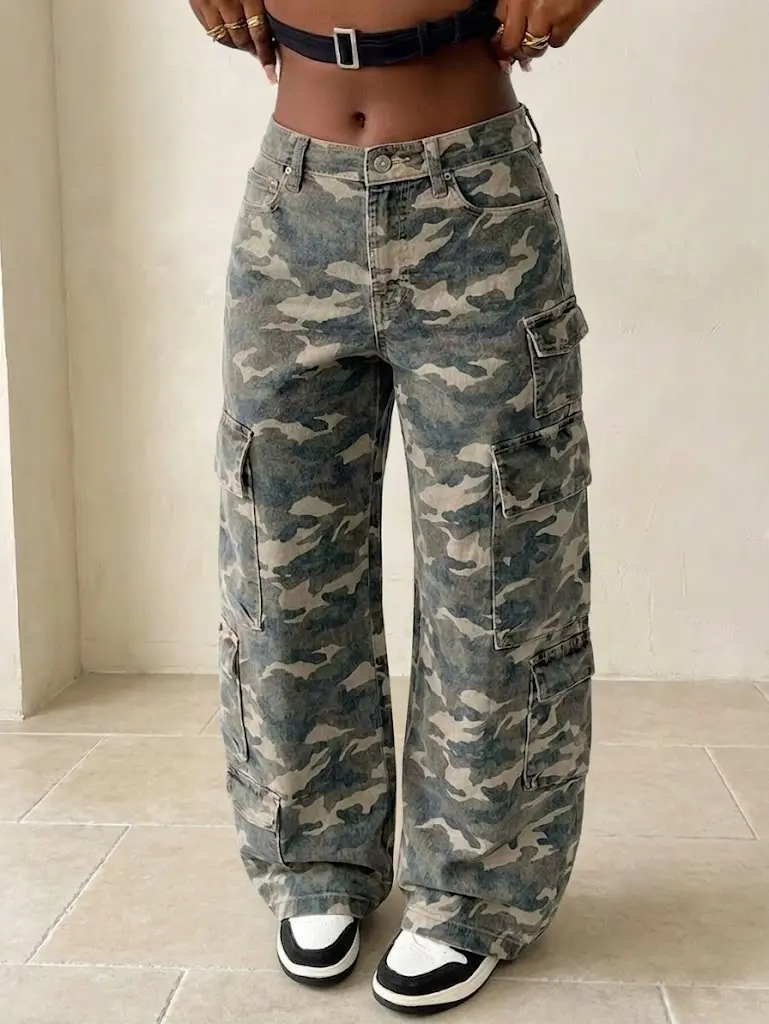 SANIME Women's High-Waisted Camo Cargo Jeans - Loose-Fit Wide-Leg Long Streetwear Bottoms with Multiple Flap Pockets, Y2K Statement Trousers for Everyday Wear (Pairs with Crop Top/T-Shirt)