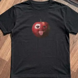 Black Funny Apple Face Baby Tee – Y2K Aesthetic Graphic Top