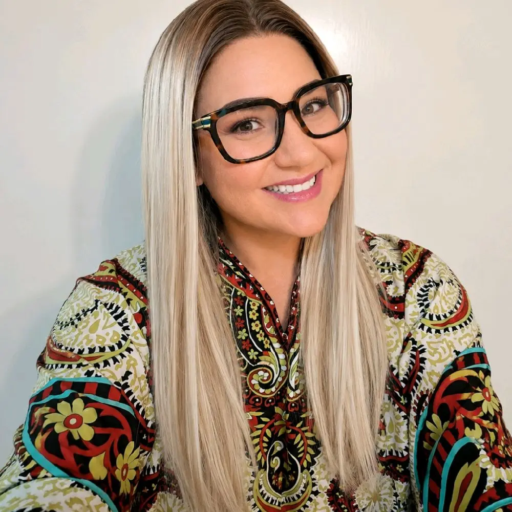 Restocked Elle  K13106 Chapagne Ice 22" wig bundle. Dark ash blonde root shadow,Beige blonde Icy platinum face-framing highlights 13x4 lace,120 density,350 heat tolerance,21.5-23.5 cap. Complete bundle must be returned for full refund.