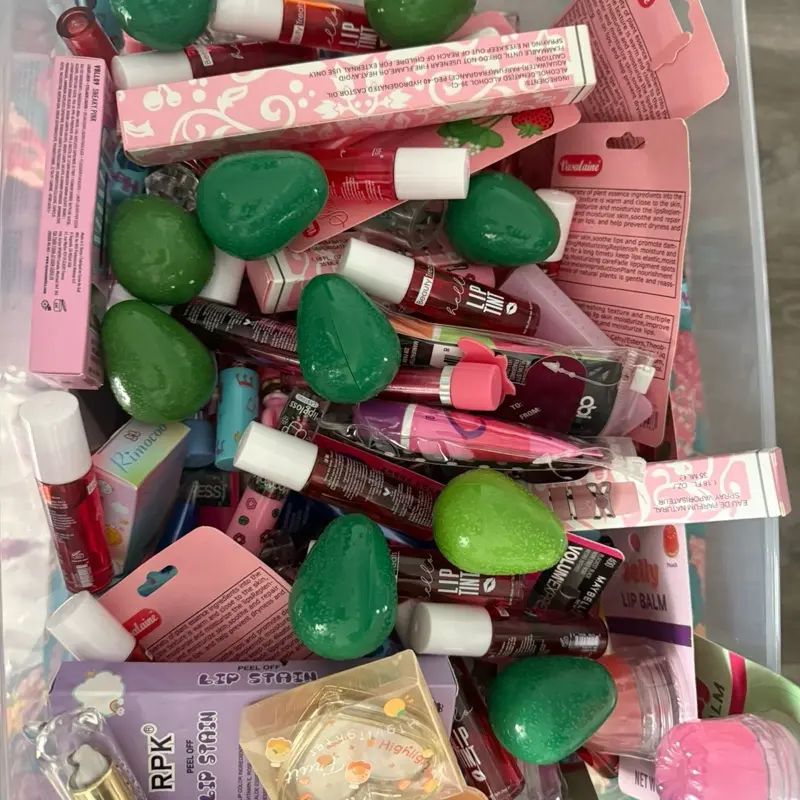 Scoop of lip glosses
