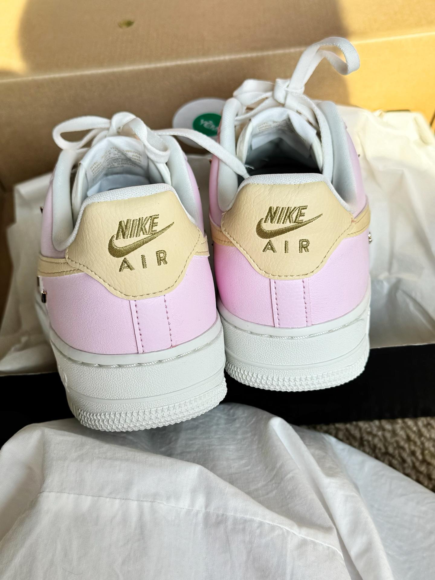Nike Air Force 1 '07 LX Low-Top Sneakers for Women in Pink and White with Comfort Versatility and Slip-Resistant Durability nike 2000 Sports Shoes Classic flats Footwear Trainer