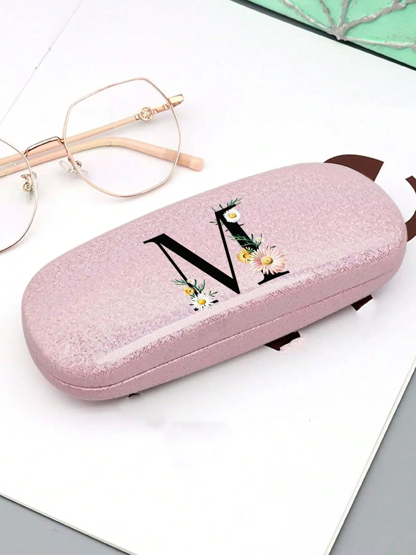 1pc Y2k Style Glitter Star Glasses Case, Glasses Storage, With Daisy Flower Black Letter A-Z Pattern, Convenient And Portable With Waterproof And Dust Proof, Candy Colored Hard Sunglasses Case (Small Size, Made Of Plastic Material)
