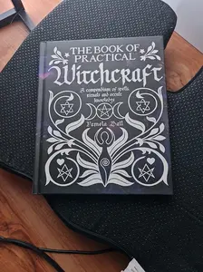 The Book of Practical Witchcraft: A Compendium of Spells, Rituals and Occult Knowledge (Mystic Archives, 2)