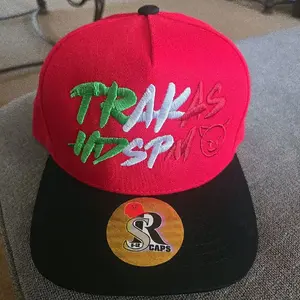 Gorra trakas  bordado  color roja visera obscura ajustable marca kamel