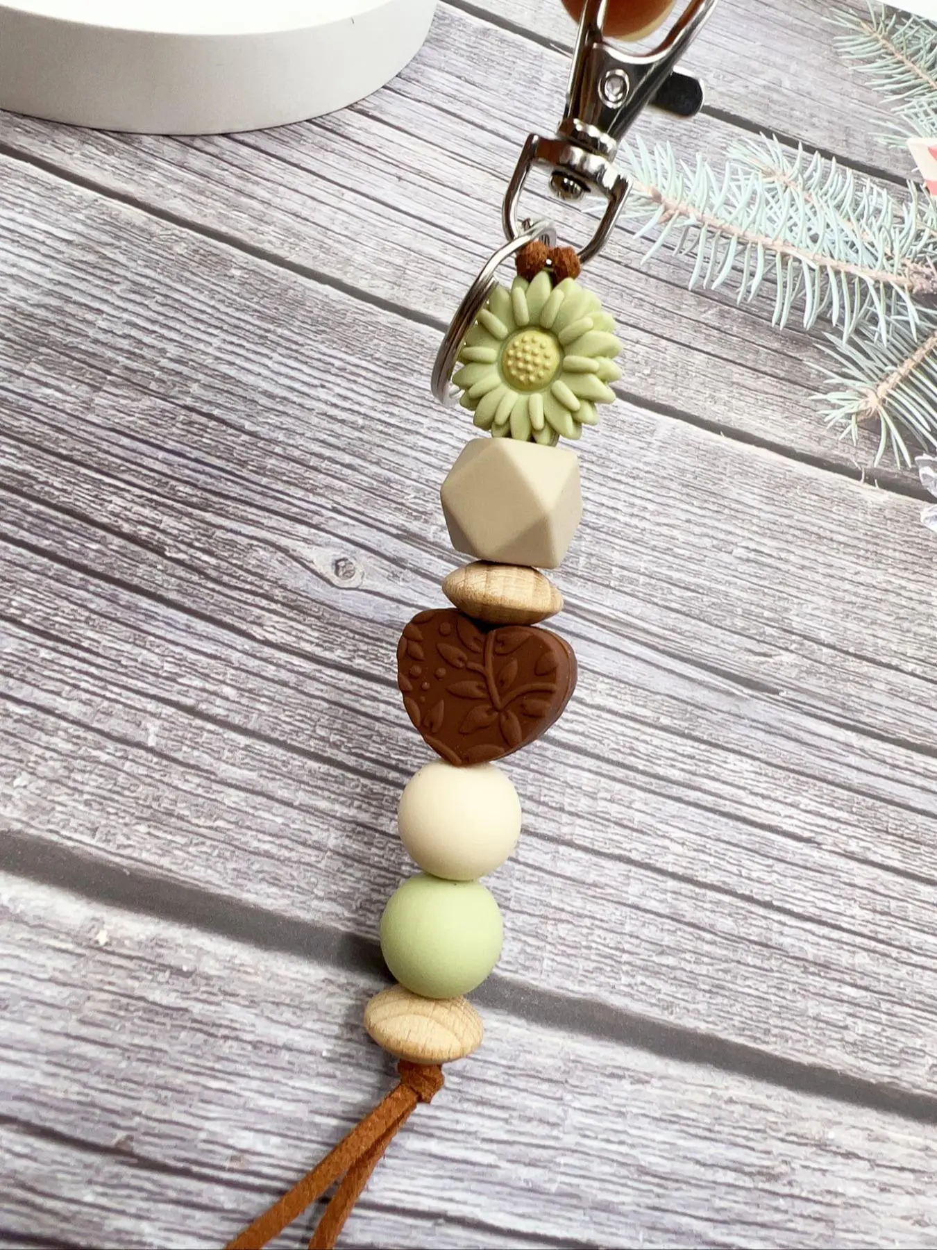 Fashion Elegant Daisy Silicone Keychain, Flower Keychain, Floral Pattern Keychain, Floral Beaded Bag Charm, Teacher Gift Car Pendant, Friend Present, All Seasons Fashion Elegant Daisy Silicone Keychain, Flower Keychain, Floral Pattern Keychain, Floral Beaded Bag Charm, Teacher Gift Car Pendant, Friend Present, All Seasons
