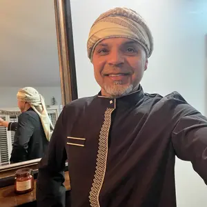 Men’s Traditional Muslim Thobe – Black Islamic Robe with Embroidery, Arabic Kaftan for Ramadan, Prayer & Daily Wear