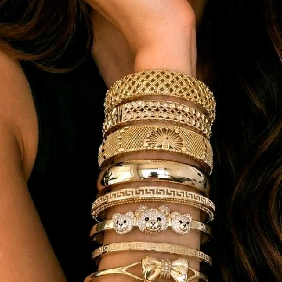 (B16)(B17)  GoldplatedBangle for Women - Luxurious  - Versatile for Casual & Formal Occasions - Beautiful  Gold Color - Ideal for Elegant Accessories  7.5 cm* (1 bangle)