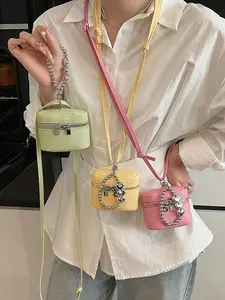 Versatile shoulder bag with a niche design, a simple and casual handbag, Crossbody shoulder purses, a small, stylish crossbody bag, suitable for shopping, dating, commuting, parties, Crossbody Chain Bag, Chic Crossbody Purse