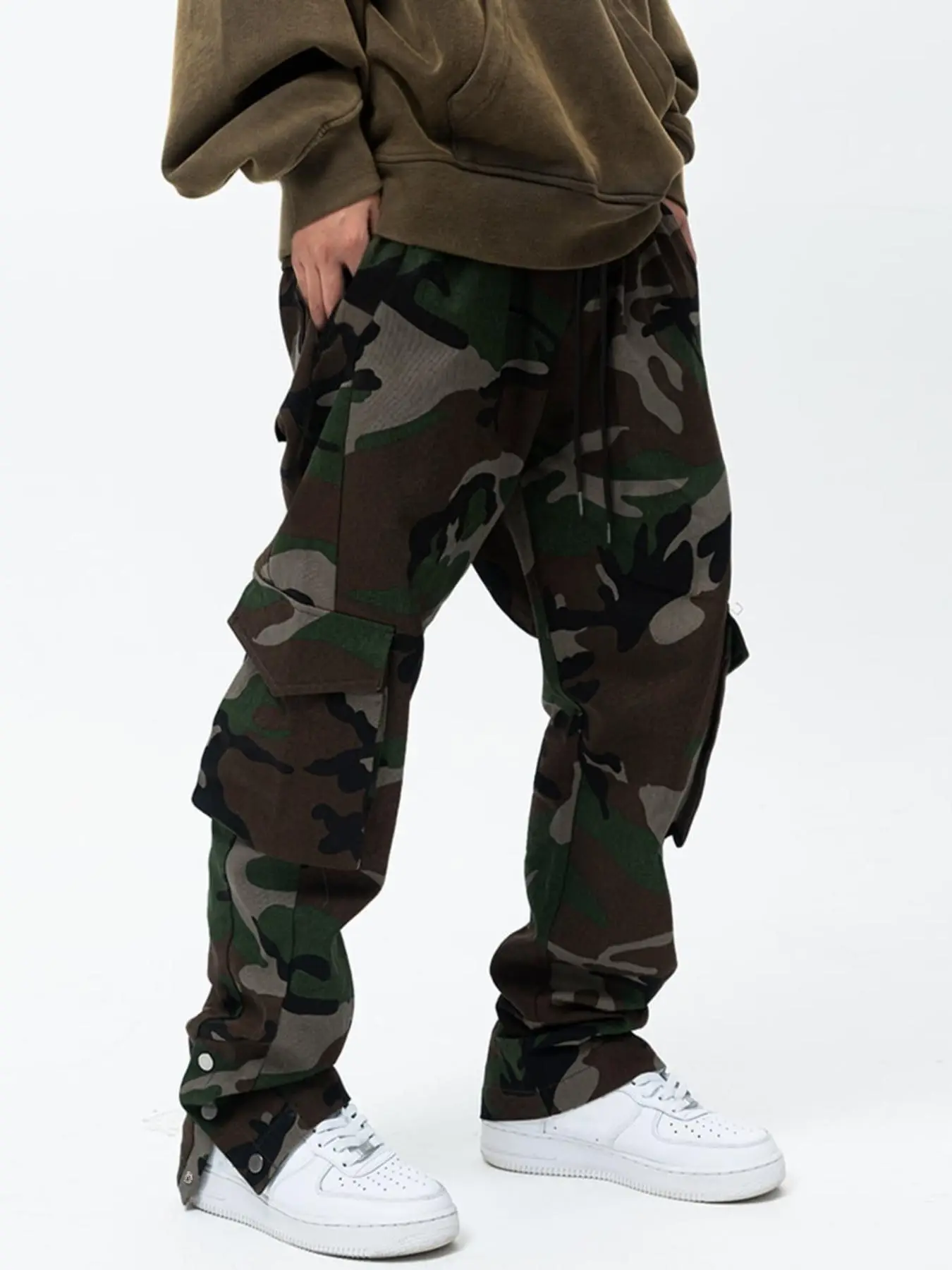 Men's Camo Print Drawstring Waist Buttons Split Hem Cargo Pants, Loose Street Fashion Flap Pocket Trousers for Daily Wear, Men's Bottoms for All Seaso