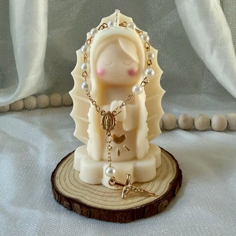 Virgencita Plis con decenario. Vela de cera de soya artesanal