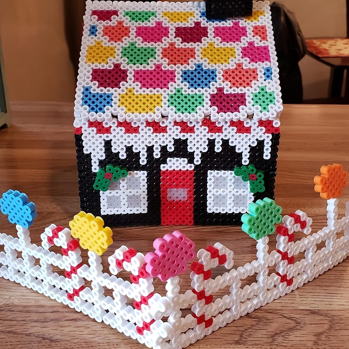 2500pcs And 5000pcs Mixed Color Melting Bead Kits, Transparent Plastic Storage Bucket with a Pegboard, Various Patterns As Per The Instruction Manual, 4pcs Keychain Additions, Gifts for Birthdays, Graduation Season, Back-To-School Season