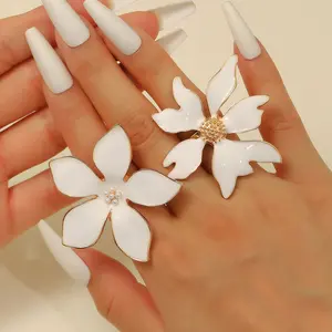 Exaggerated INS Alloy White Flower Ring Fashion Oil Drop Three-Dimensional Five-Petal Flower Open Ring custumes tiny  trinkets