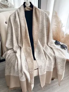 Elegant Four-Leaf Clover Print Neck Scarf, Fitted Design for Spring & Fall, Fashionable Two-Sided Accessory, Stylish Women's Accessories