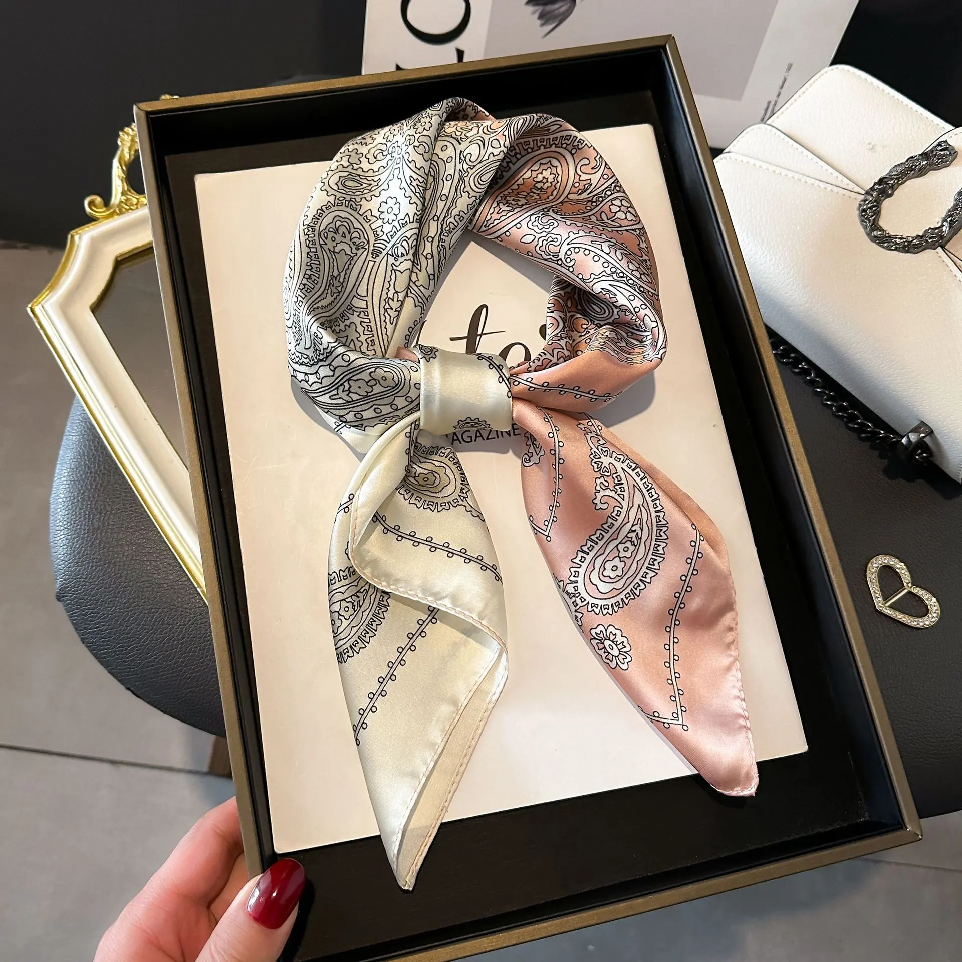 A0196 contrasting cashew flower