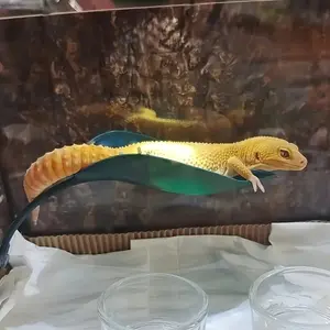 Realistic Leaf Reptile Habitat Decor, Natural Environment Replica, Plastic Suction Cup, Perfect for Lizards, Small Turtles, Cage Decoration