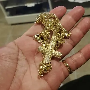 Cliente usando Cadena Cubana 14k + Dije