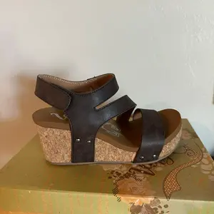 Very G Casper 2 wedge sandal with cork bottom