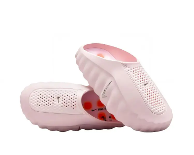 Soft pink slip-on recovery slides, the perfect match for hot spring & villa staycation. Built-in massage dots soothe tense soles, lightweight build easy to carry when switching between hot spring pools and lounge areas.