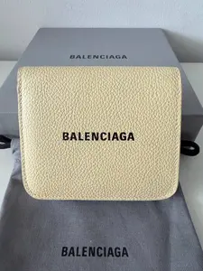 Pre-owned Leather Clutches & Wristlets Balenciaga Beige Bi Fold Wallet