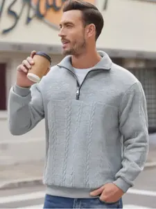 Men's solid color half-zip stand-up collar sweater, regular version of casual long-sleeved pullover, comfortable fabric, warm, suitable wearing in autumn and winter, men's daily outfit.