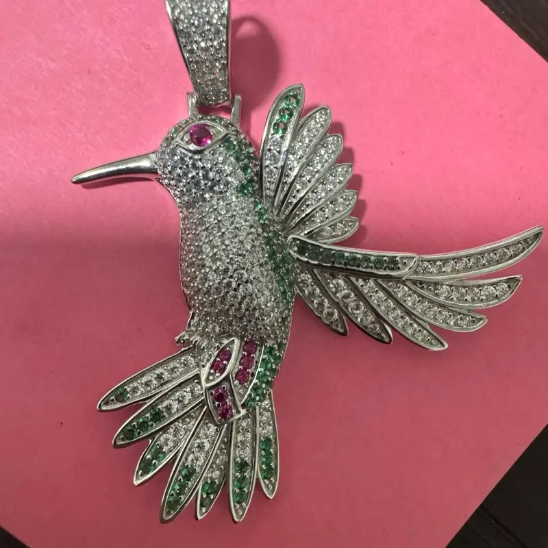 Hermoso charm en forma de colibrí