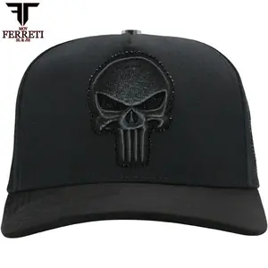 Dark Skull FT170, la pieza que faltaba en tu colección de Ferreti Hats. Con un acabado "total black" y detalles meticulosos, esta gorra redefine el concepto de elegancia urbana. Diseñada para los que saben que el negro nunca pasa de moda, pero los detalle