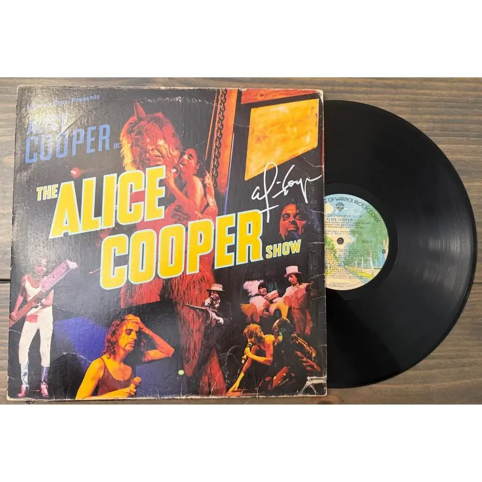 🎸🔥Alice Cooper Hand Signed “The Alice Cooper Show” Vinyl Album – Beckett Witnessed Authentic 🔥🎸