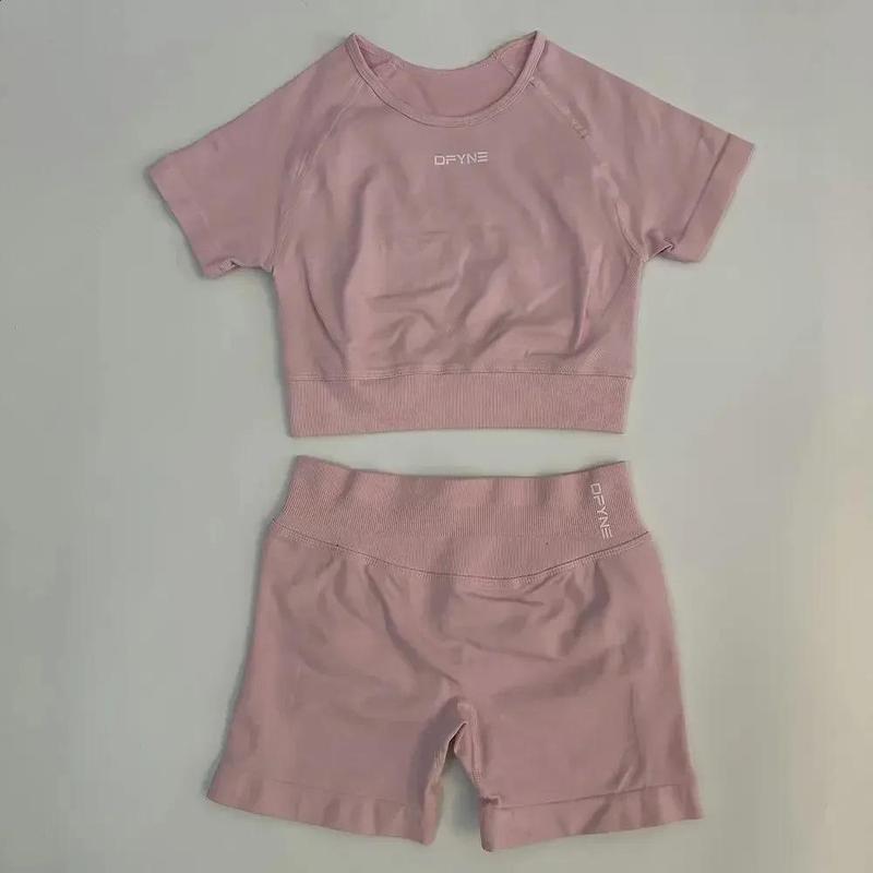 DFYNE Seamless Impact Gym Set for Women – Compression Crop Top & Pleated Bum Scrunch Shorts, Sculpting 2-Piece Workout Outfit for Yoga, Training, Athleisure