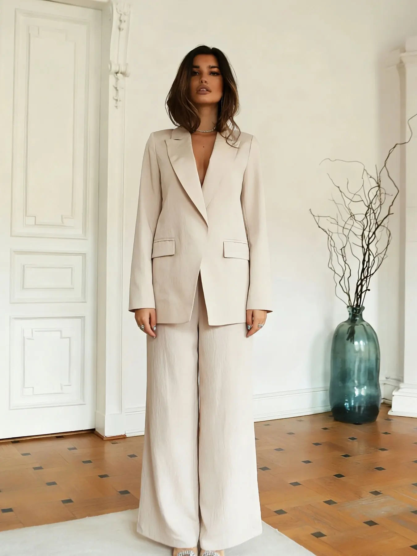 Two-piece women's light beige elegant chic oversized version with a  single-breasted lapel and double
