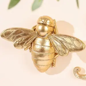 Resin Gold Bee Wall Decor – Farmhouse 3D Honey Bee Wall Hanging Ornament, Handmade Insect Figurine for Living Room Home Decor, Ideal Bee Lovers & Collectors Gift (Antique Gold)