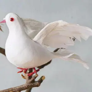 This lifelike white dove features a design that is at once simple and spirited, perfectly capturing the classic image of the dove of peace. Conveying beautiful symbolism of purity and hope, it is an ideal addition for decorating your garden.