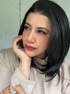 MACA BAKA Lynn Soft Black Layered Short Lace Front Wig with Scandinavian Hairline Glueless Low Density 12 Inches Natural Black Short Straight HD Synthetic Lace Front Wigs for Women Pre Plucked Summer Style