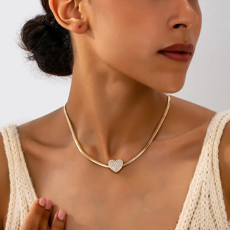 Women's Elegant Rhinestone Decorated Heart Design Pendant Necklace, Exquisite Trendy Pendant Necklace, Chic Jewelry for Party & Daily Clothing Decor, Dainty Fashion Jewelry, Fashionable Jewelry Accessories, Decorative Accessory Necklace
