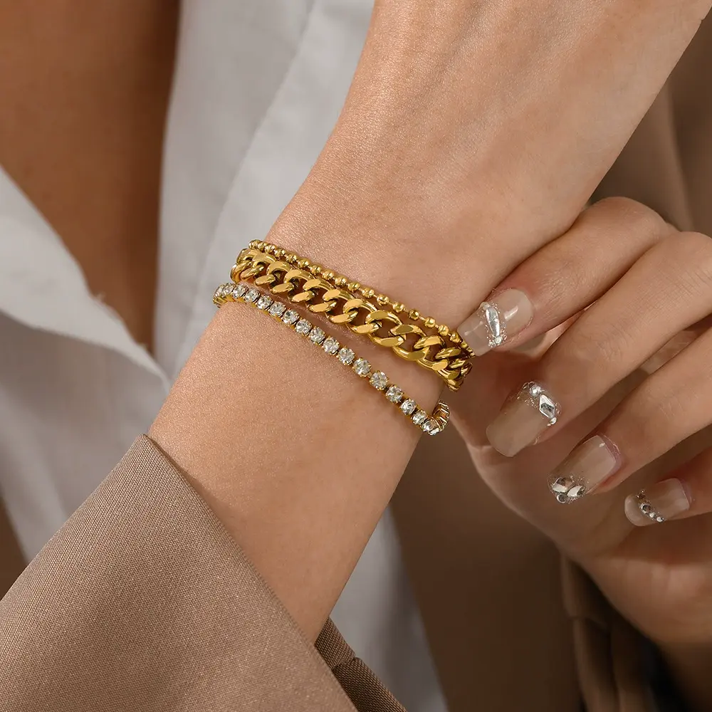 Stainless Steel Vintage Style Chain-Link Bracelet, Statement Wrist Jewelry with an Elegant Finish and Noticeable Detail, Made to Complement Casual Wear, Evening Ensembles, Birthdays, and Meaningful Gifts