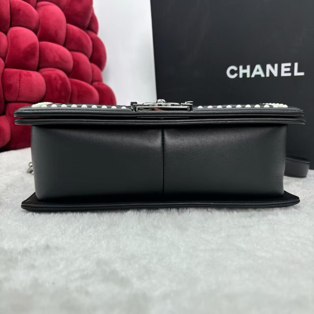 Pre-owned CHANEL Tweed Pearl Embellished Medium Boy Bag |19360600