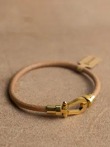 A horseshoe buckle fashion bracelet, simple and fashionable Japanese and Korean style, suitable for daily life and banquets