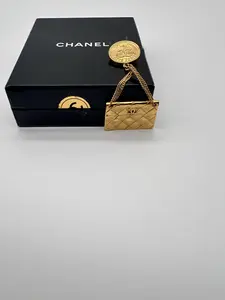 Pre-owned CHANEL Gold Plated Flap Bag Brooch Vintage Bag Brooch Gold Plated