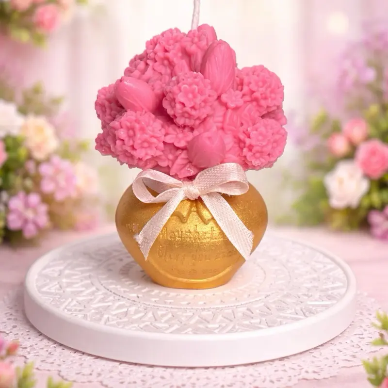 Vela Artesanal Bouquet de Primavera Soy Wax Organic - Handcrafted Spring Bouquet Scented Candle in Golden base with Pink Flower Arrangement
