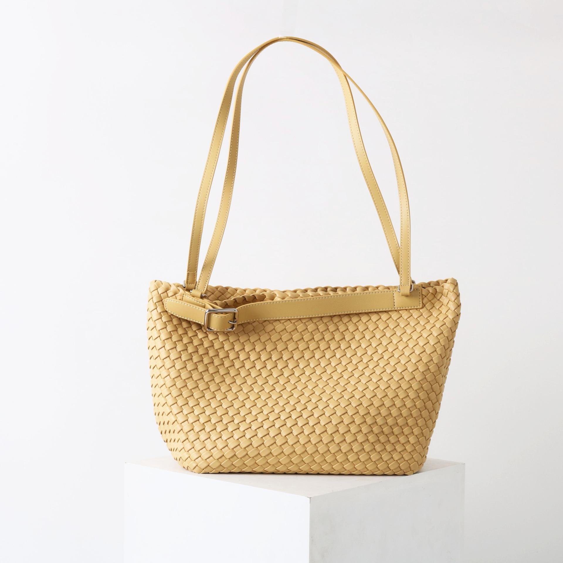 Elegant Woven Leather Shoulder Bag for Women Large Capacity Tote Stylish Durable Design Perfect for Everyday Use