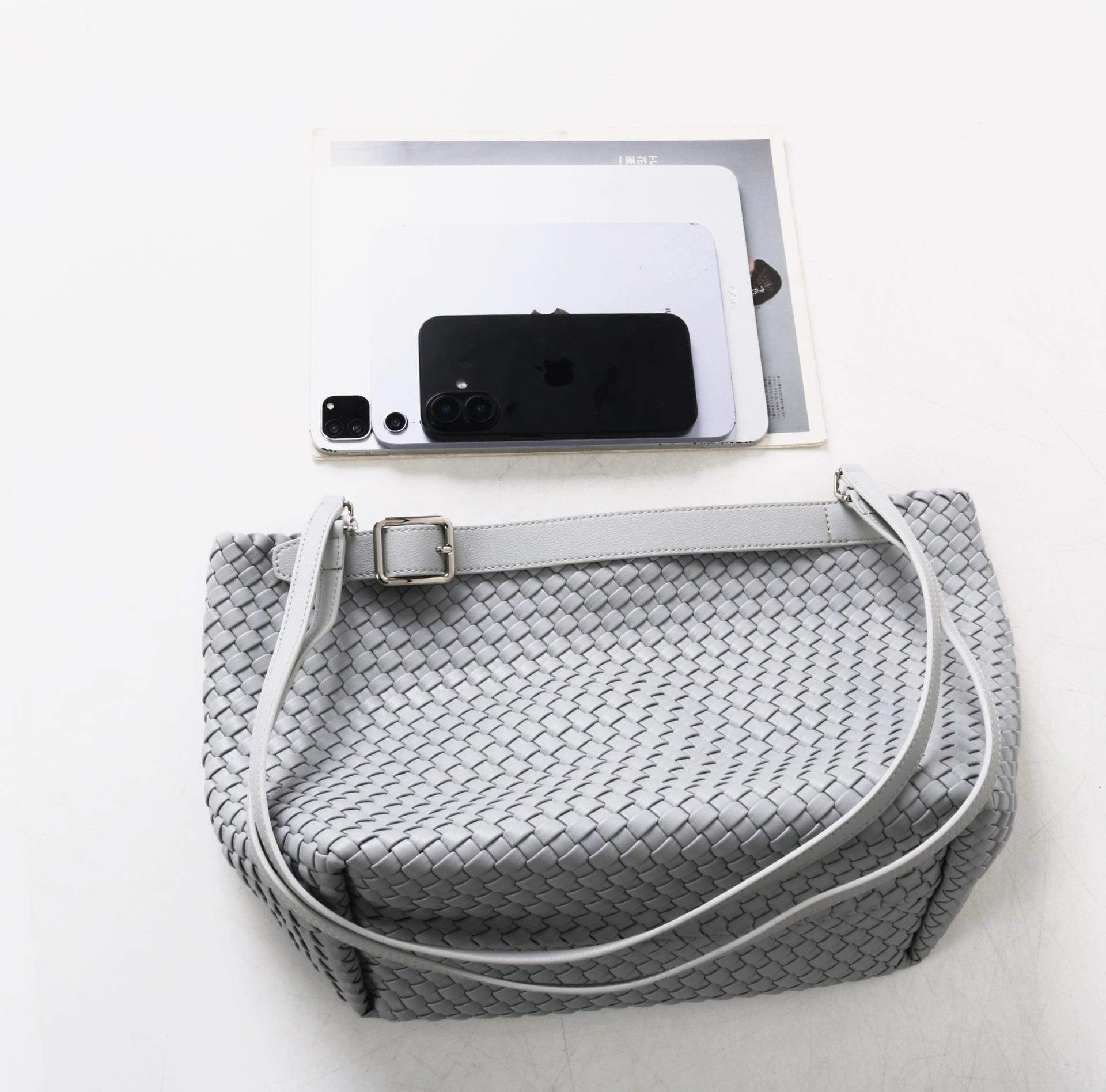 Elegant Woven Leather Shoulder Bag for Women Large Capacity Tote Stylish Durable Design Perfect for Everyday Use