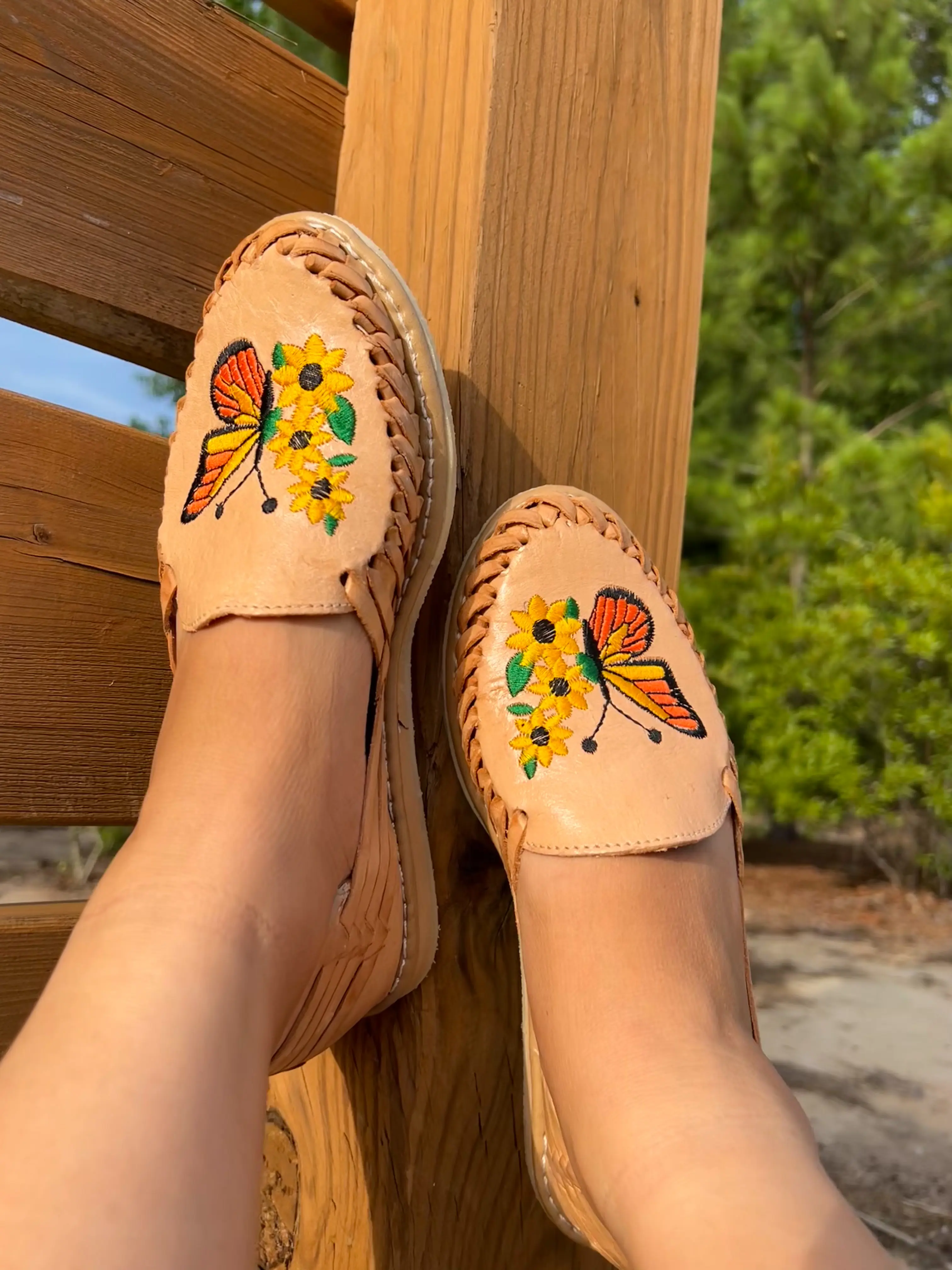 Monarca Huaraches/ Mariposa Monarca Huaraches Mexicanos/ Embroidered Huaraches/ Leather Sandals/ Round Toe/ Hippie Vintage Style/ Sandalias / Mexican Sandals/ Mexican Shoes/ Sandalias/