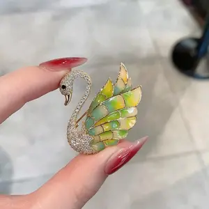 New luxury sparkling rhinestone accessories, fashionable women's suit charm jewelry swan brooch, banquet party gifts