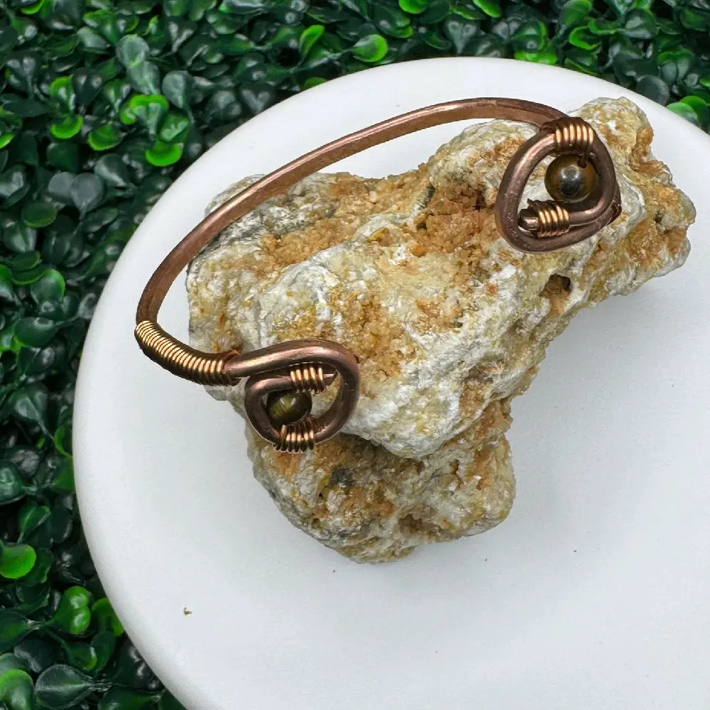 Adjustable hammered copper bracelet, handmade, with natural stones / Brazalete de cobre martillado ajustable, hecho a mano, con piedras naturales