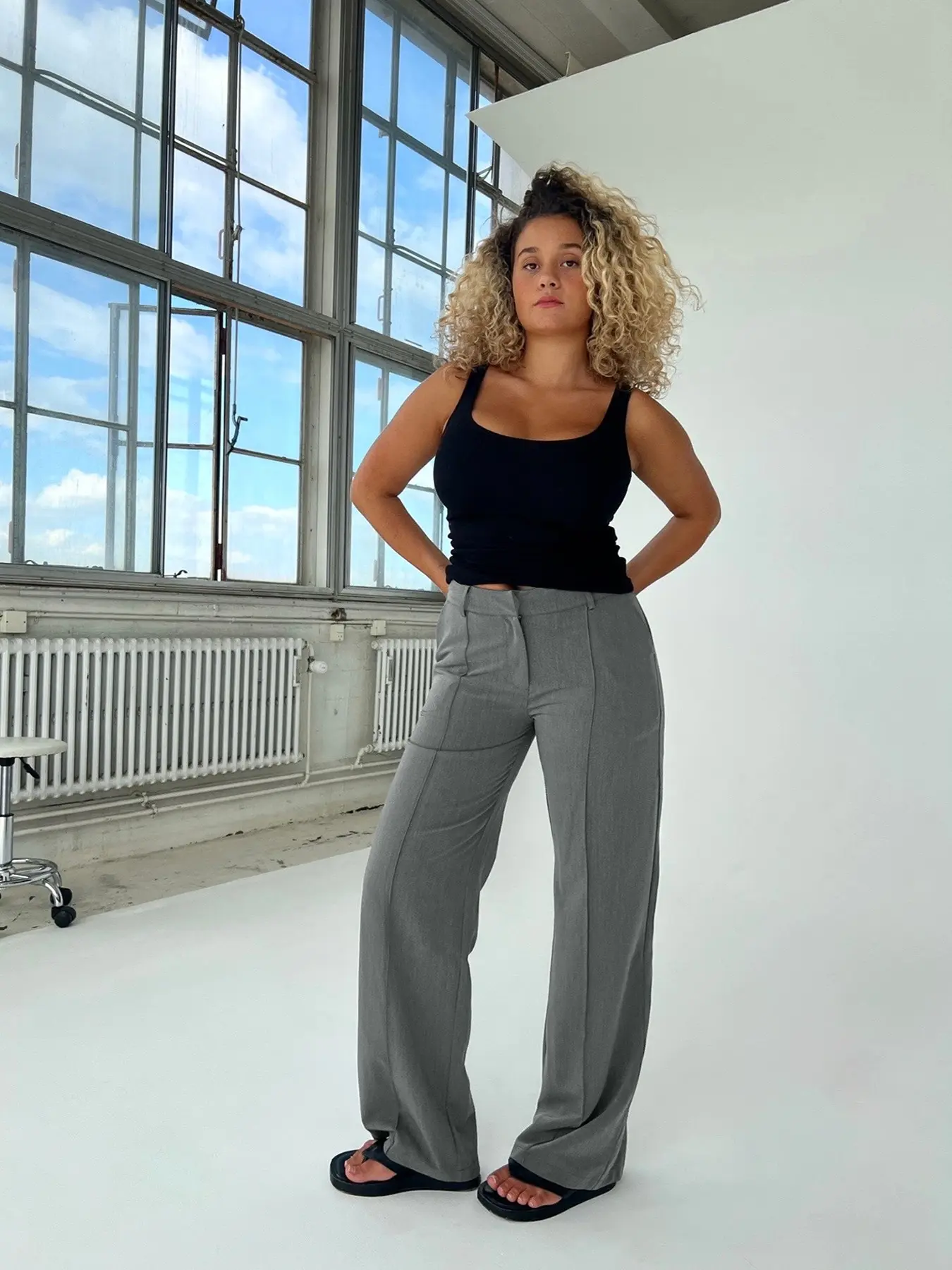 Women's High Waist Commuter Straight Leg Pants with Pockets, Basic Business Casual Work Wear Long Trousers, Invisible Button Design, Slim-Fitting, Womenswear
